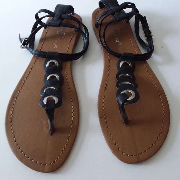 NWOT Fashion Focus Black Sandals with Silver Grommets Size 9 - Picture 1 of 7